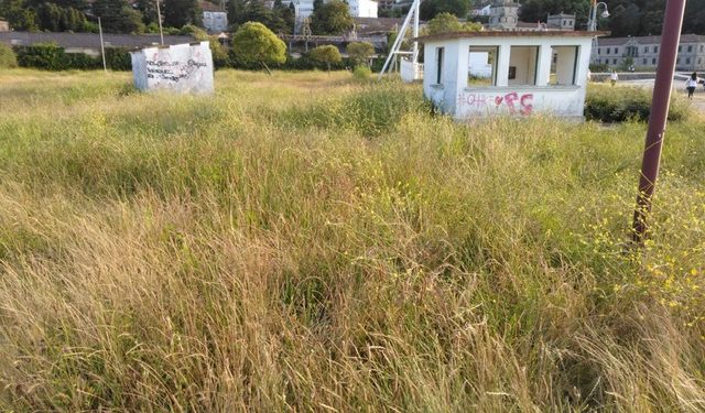 Os veciños de Teis denuncian o “abandono” do parque público e do paseo marítimo da ETEA