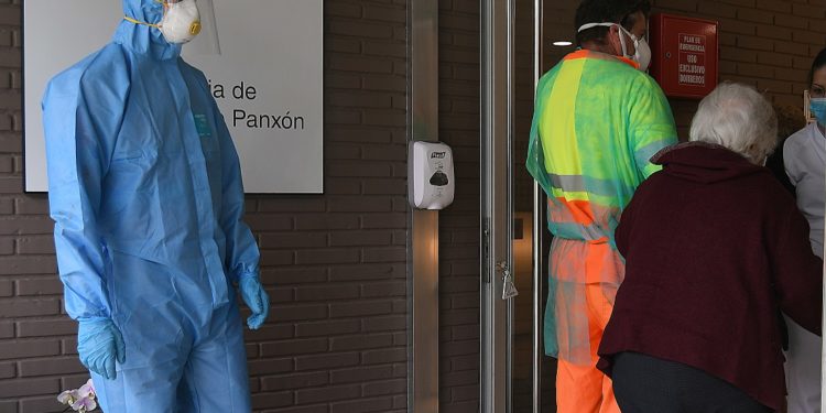 Fallece una mujer que dio positivo tras ser trasladada a la residencia de la Xunta en Patos