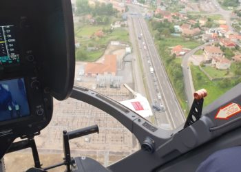La Policía intercepta a un joven que volaba un dron por la pista de Peinador