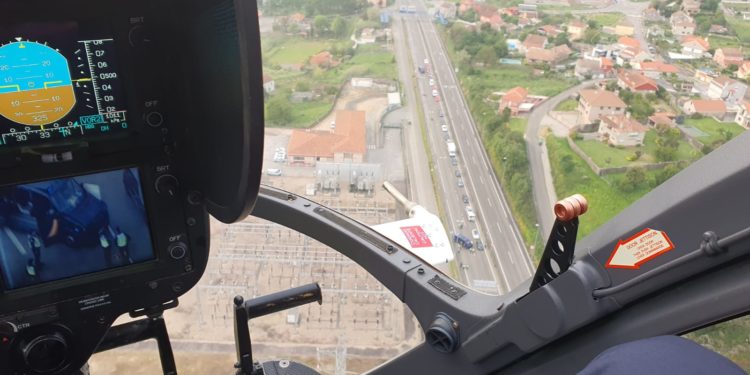 La Policía intercepta a un joven que volaba un dron por la pista de Peinador