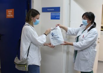 Concello de Vigo y Cruz Roja llevan fármacos a usuarios del Hospital Vithas Vigo durante el confinamiento