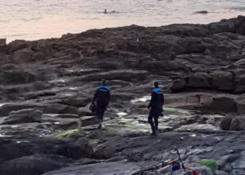La Policía Local de Vigo denuncia a 3 personas por bañarse en la playa y a 8 por montar una fiesta