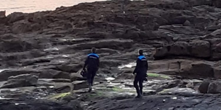 La Policía Local de Vigo denuncia a 3 personas por bañarse en la playa y a 8 por montar una fiesta