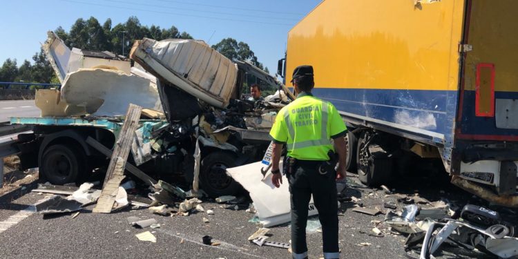 Corte de tráfico en la A-55 por un aparatoso accidente entre dos camiones
