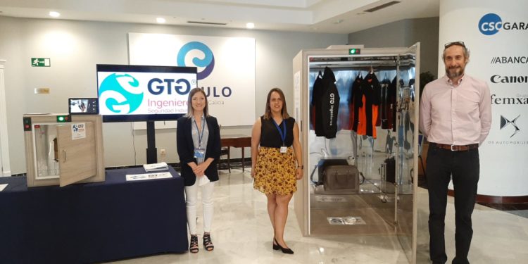 Cabinas esterilizadoras: así es la solución presentada en Vigo para que los comercios desinfecten su ropa