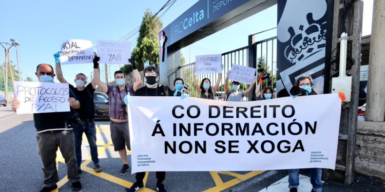 Los fotoperiodistas de Vigo protestan en A Madroa contra la Liga y el CSD
