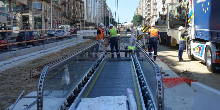 Cambio de imagen en la Gran Vía de Vigo tras instalarse las primeras rampas mecánicas