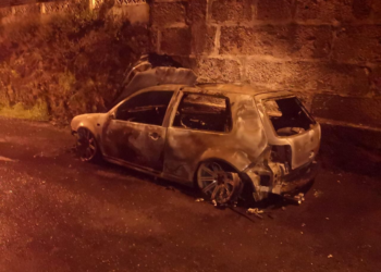 Arde un coche en Valladares minutos después de que su conductor se apeara de él