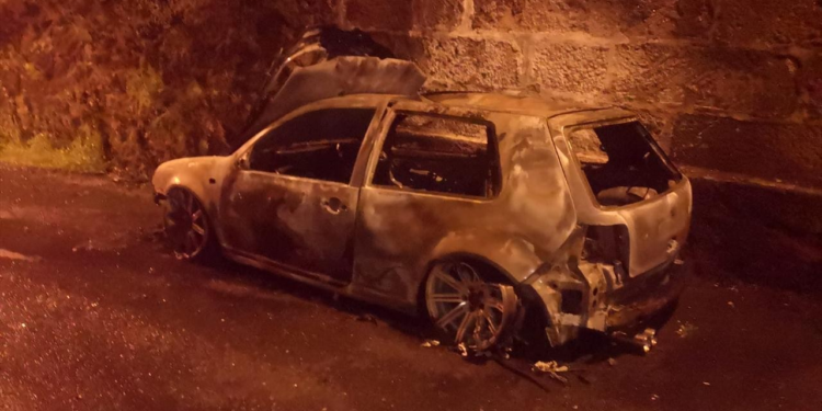 Arde un coche en Valladares minutos después de que su conductor se apeara de él