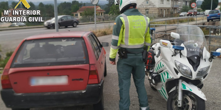 Interceptado un conductor sin carné cuando viajaba sin autorización entre Ourense y Redondela