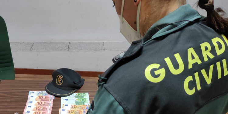 Sorprenden a dos jóvenes de Vigo en un control con 100 gramos de hachís y 800 euros en efectivo