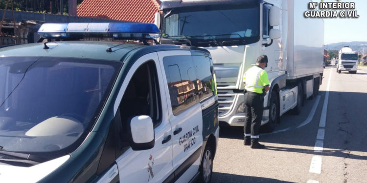 La Guardia Civil intercepta un camionero de Vigo que cuadruplicaba la tasa de alcohol