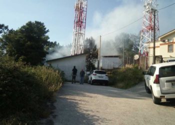 Los bomberos de Vigo sofocan un incendio en una finca de Bembrive