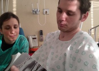 Unos padres de Vigo piden ayuda para hacer frente a la neurorrehabilitación de su hijo