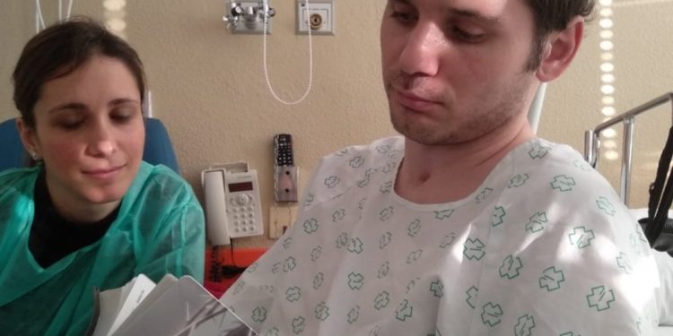 Unos padres de Vigo piden ayuda para hacer frente a la neurorrehabilitación de su hijo