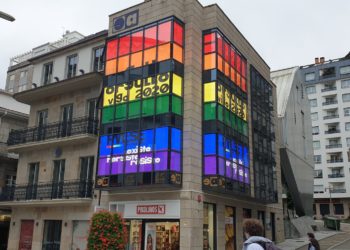 La Porta do Sol de Vigo se ilumina con las banderas LGTBIQ más grandes de Galicia