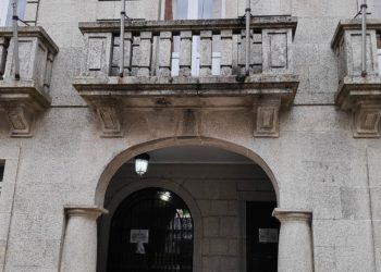 Queman la bandera LGTBI colgada en el Concello de Tui