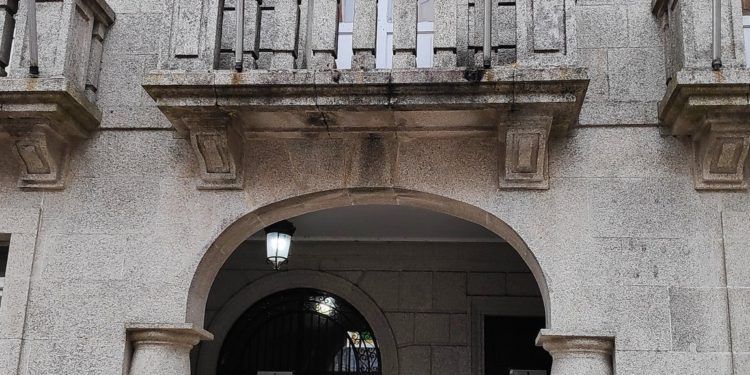 Queman la bandera LGTBI colgada en el Concello de Tui