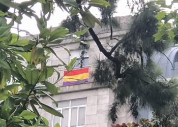 Cada balcón con su bandera