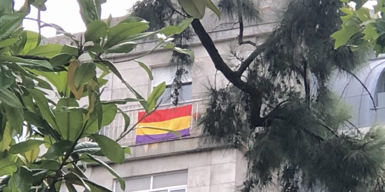 Cada balcón con su bandera