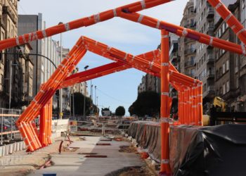 Instalados los primeros pórticos que cubrirán las rampas mecánicas de la Gran Vía de Vigo