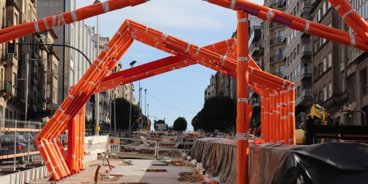 Instalados los primeros pórticos que cubrirán las rampas mecánicas de la Gran Vía de Vigo