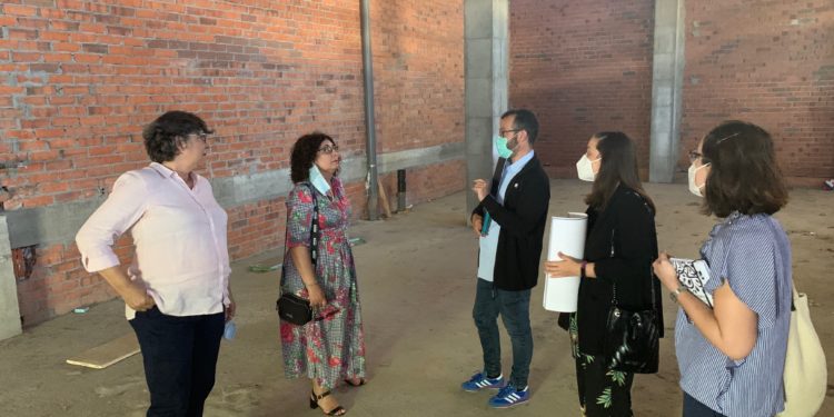 Representantes da UNED visitan o local proposto para a aula delegada do Porriño