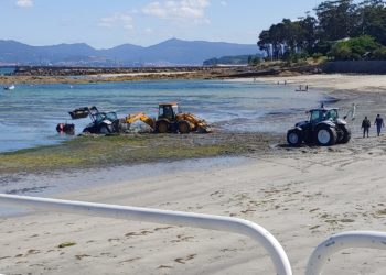 Carrusel de tractores en la playa de Canido, en Vigo, para rescatar a un «chimpín» hundido