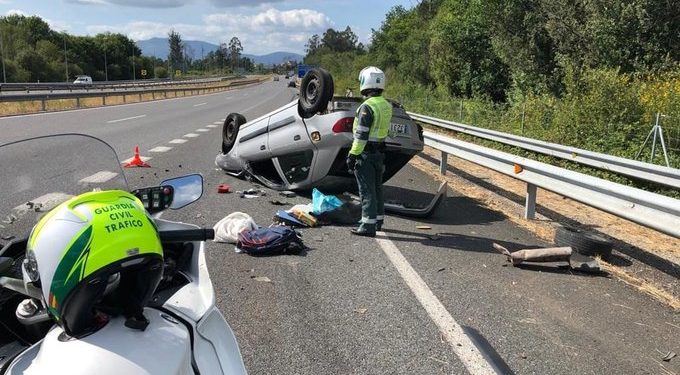 Una persona resulta herida en la A52 tras chocar contra la mediana con su vehículo y volcar