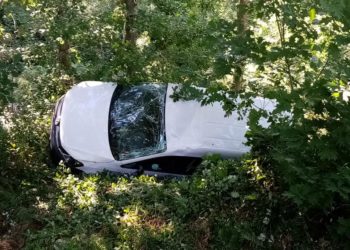Dos heridos tras caer con su coche por un terraplén en Ponteareas