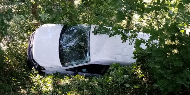 Dos heridos tras caer con su coche por un terraplén en Ponteareas