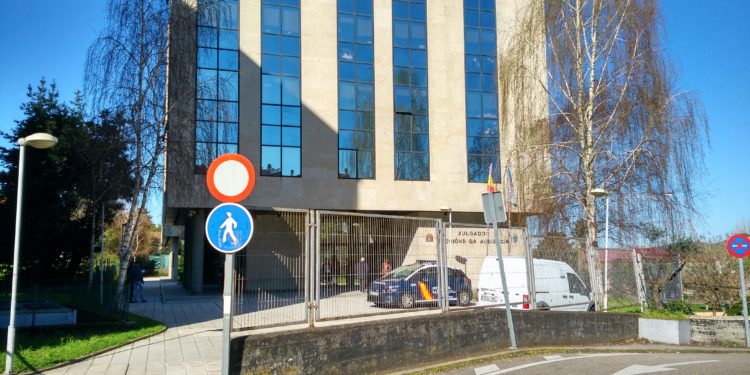 Condenan a doce años y medio de cárcel a un hombre que intentó asesinar a su pareja en Cangas