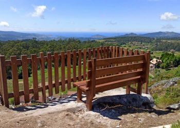 El ‘Balcón do Val Miñor’ ya tiene su banco con vistas a la ría de Vigo