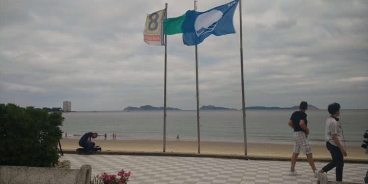 Las playas de Vigo revalidan sus diez banderas azules con una novedad en Alcabre