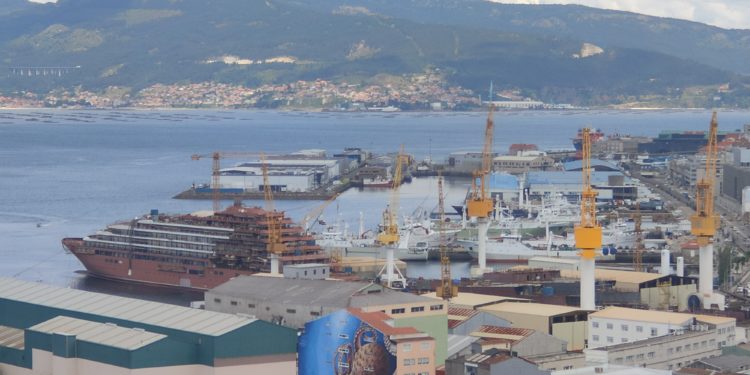 Muere un trabajador en el puerto de Vigo al caerle encima una puerta en un barco