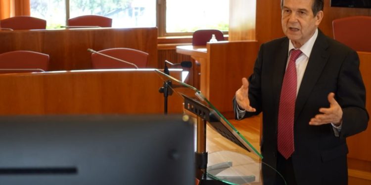 Caballero tacha de “xenófobas” las declaraciones de Feijóo sobre la movilidad con Madrid y Cataluña