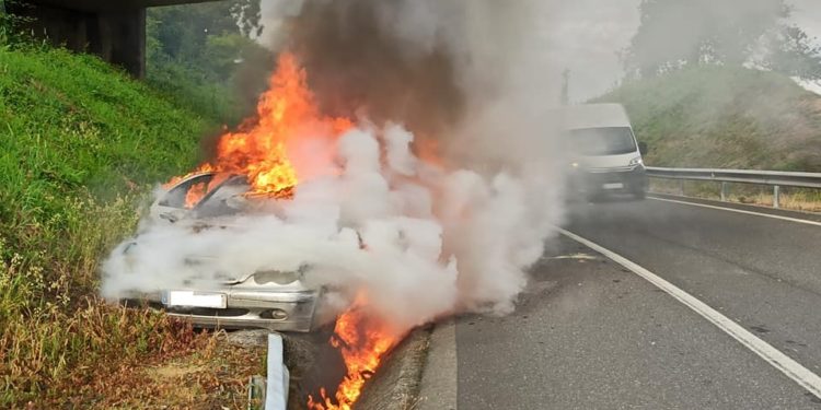 Arde un coche cuando circulaba por la AP-9 a la altura del Ifevi