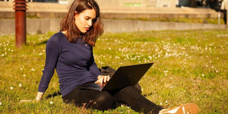 A UVigo realizará unha enquisa masiva para coñecer o impacto da Covid-19 na situación laboral dos antigos alumnos