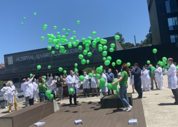 El Cunqueiro suelta decenas de globos de plástico por su aniversario y en recuerdo de los muertos por la Covid-19