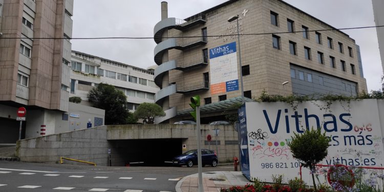 El Hospital Vithas Vigo se suma a la economía circular donando material y mobiliario en desuso