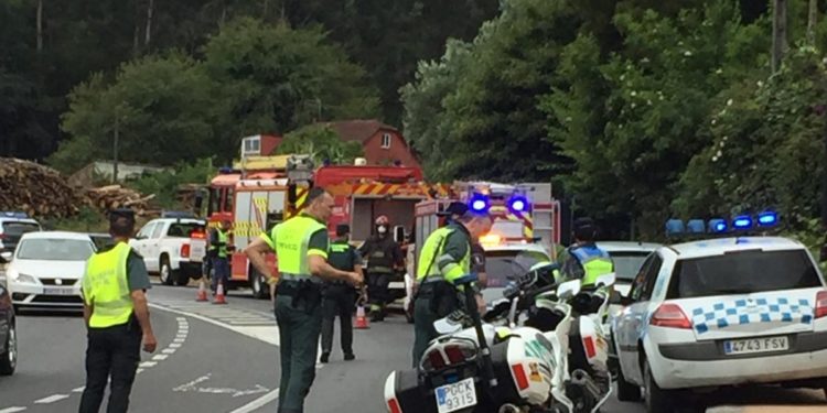 Despliegue en Mos por un incendio en una casa junto a la carretera de Porriño a Gondomar