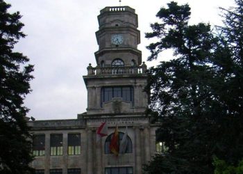Patrimonio impide tapar el escudo franquista del instituto Santa Irene