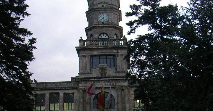 Patrimonio impide tapar el escudo franquista del instituto Santa Irene
