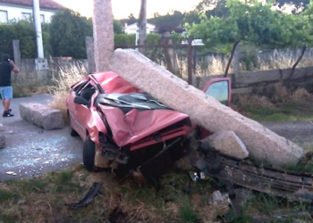 Dos personas evacuadas a Vigo en ambulancia tras un aparatoso accidente en Tomiño