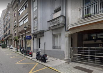 Evacuado un joven al Álvaro Cunqueiro tras caerle en la cabeza un trozo de cornisa