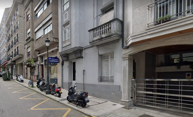 Evacuado un joven al Álvaro Cunqueiro tras caerle en la cabeza un trozo de cornisa