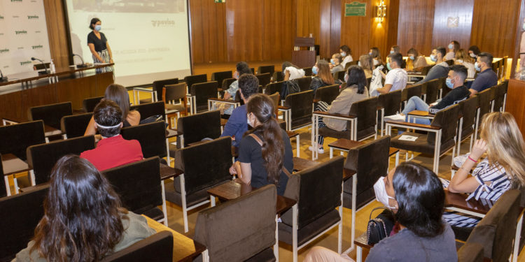 Povisa refuerza su plantilla al incorporar 30 auxiliares y 30 enfermeras recién titulados