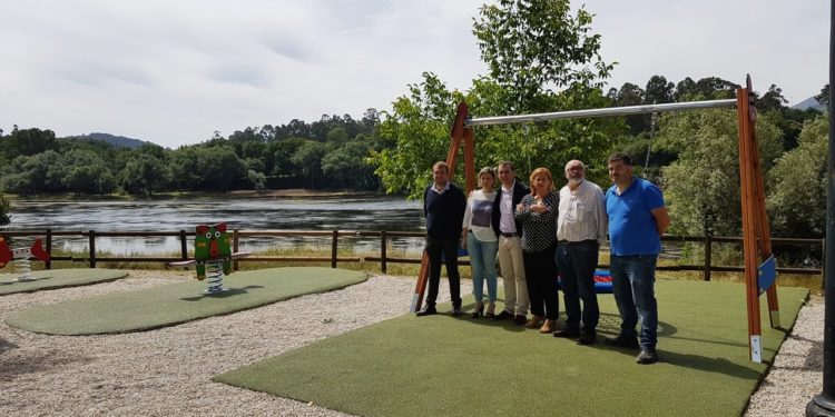 Tui tamén mantén pechados os parques infantís e ameaza con sancións