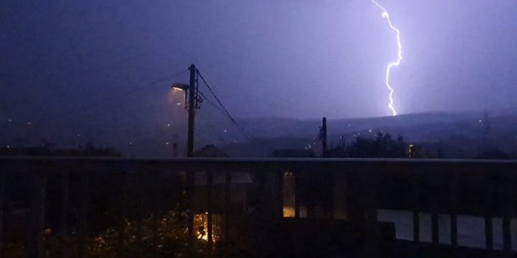 Así capturaron los vigueses la espectacular tormenta que cayó sobre la ciudad