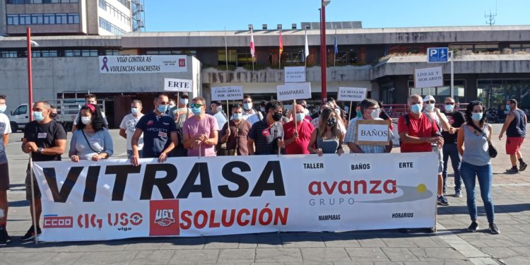 O persoal de Vitrasa denuncia que a concesionaria só lles dá unha máscara por semana